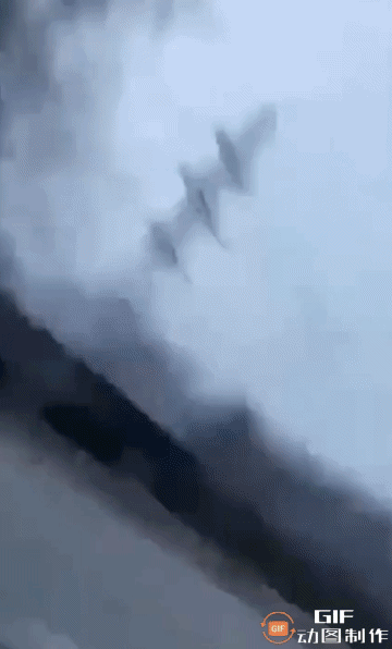 突发！至少五架乌克兰自杀式无人机袭击了莫斯科州的沙图拉热电站。

画面记录下了 