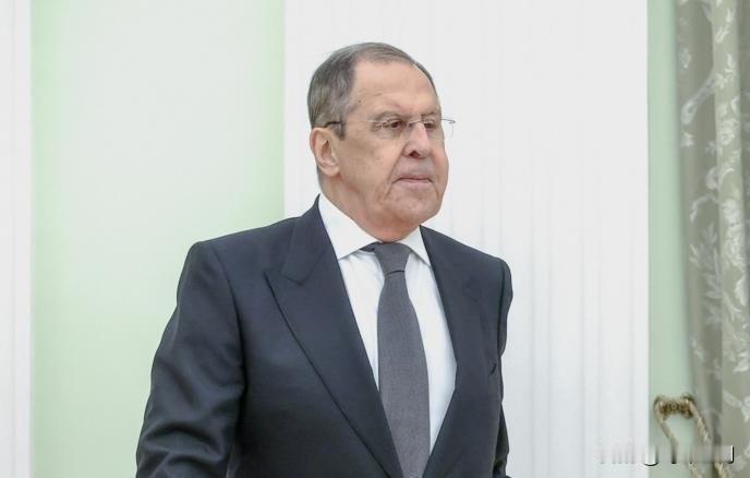 俄罗斯外长拉夫罗夫在接受塔斯社采访时表示，日本正加速走向军事化，莫斯科建议东京在