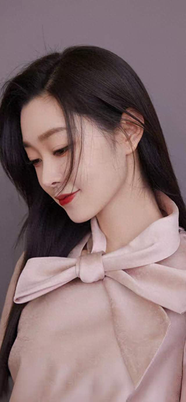 宋轶浅粉连衣裙，温柔雅致