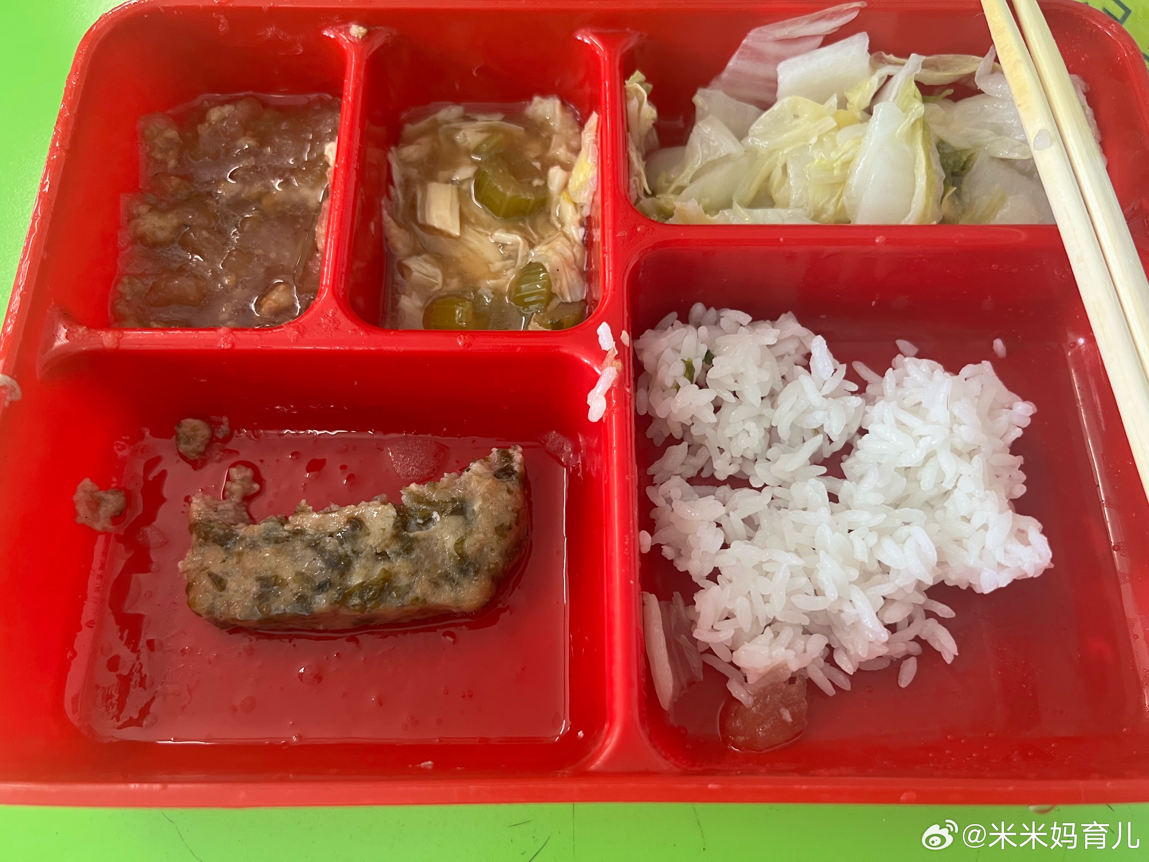 今天我报名去了米米学校陪餐这是米米学校学生中午的餐～(老师也是吃这个)我最后吃成