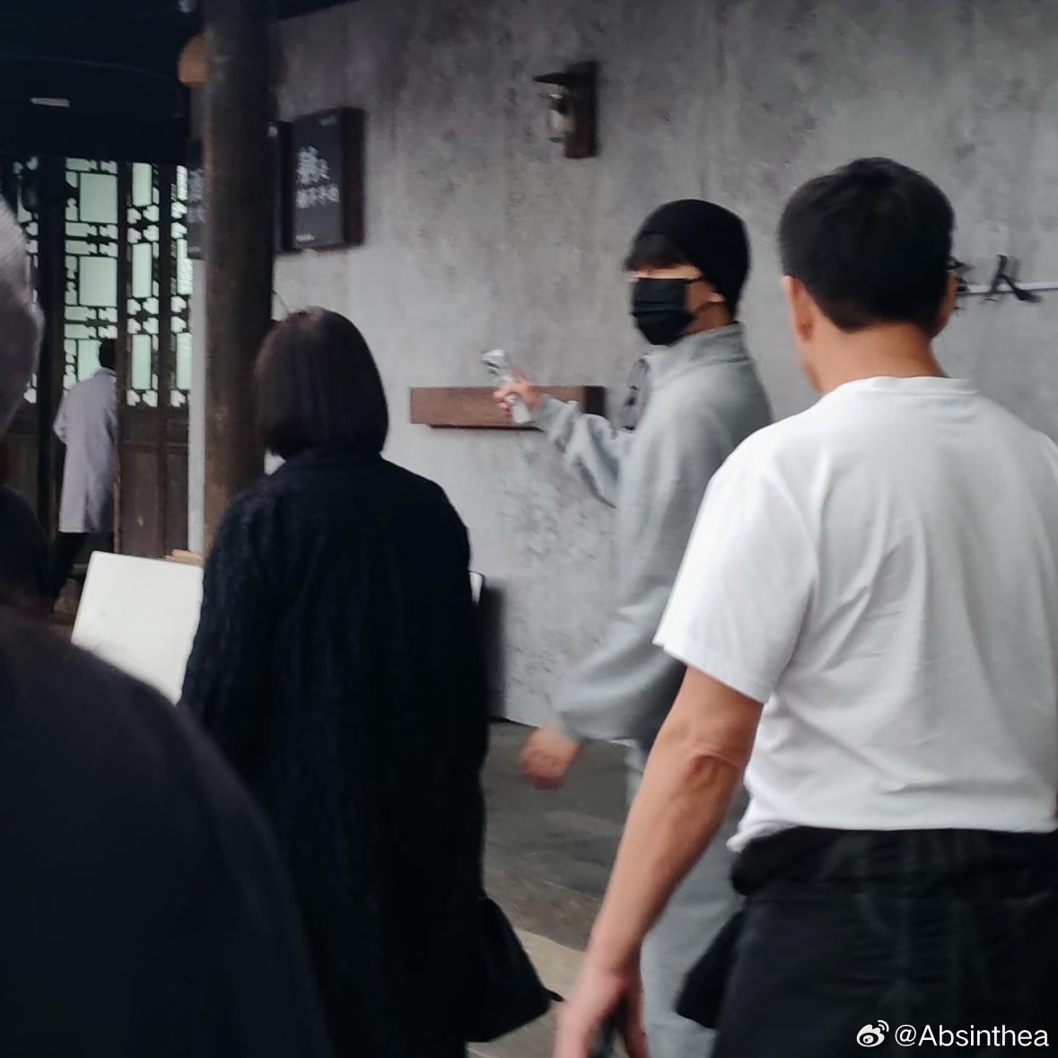 杨洋一家子头发看着都很好都乌黑啊我怎么才看到羊爸羊妈这张路透 