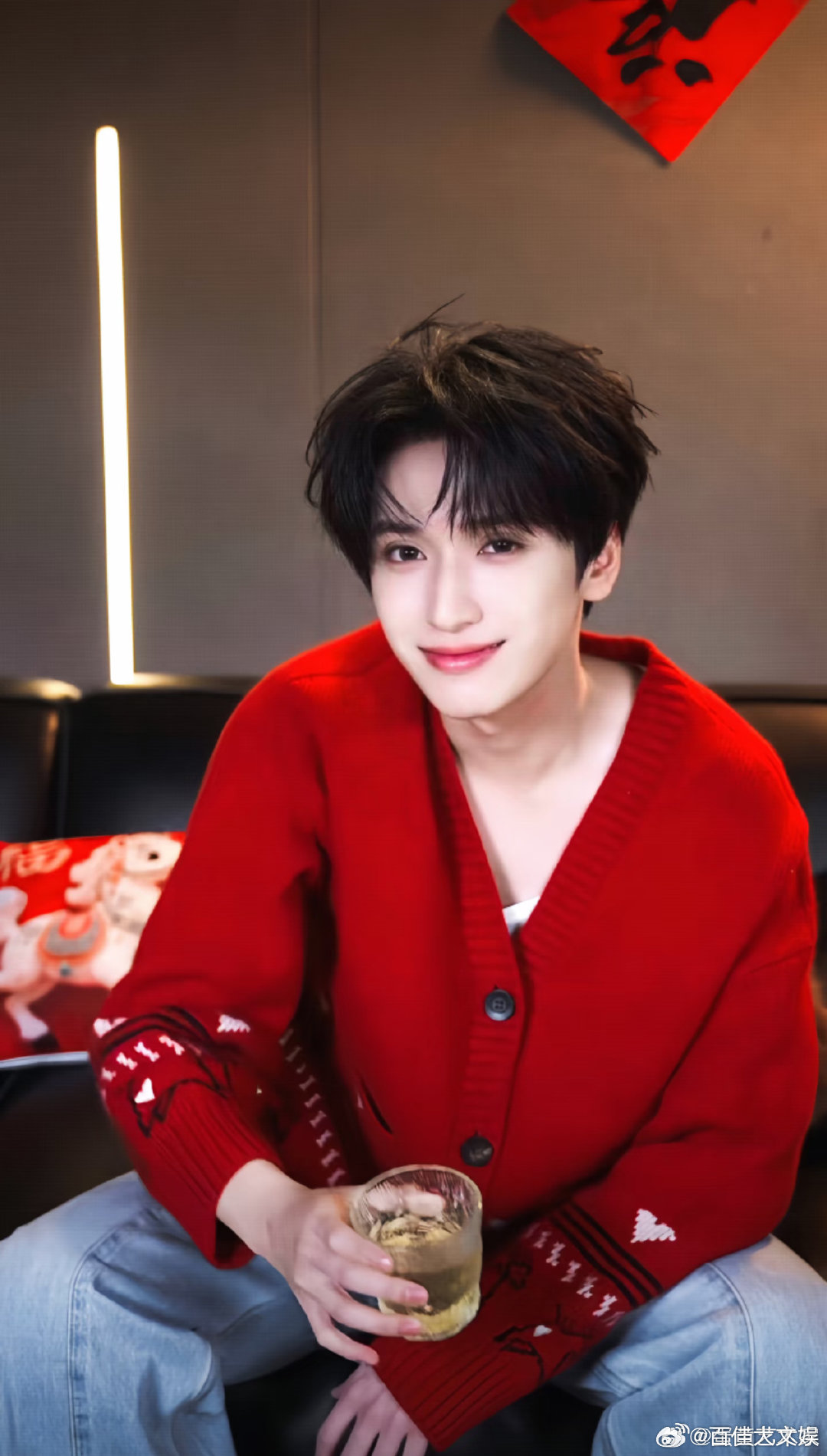 贺峻霖严浩翔游戏惩罚趴床边抖臀 公众人物肩负社会责任，严浩翔游戏惩罚抖臀虽为轻松