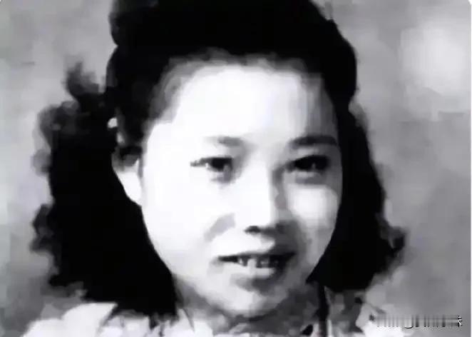 1940年，康乃尔正在茶馆打牌，一名女子突然把他推开，轻声对他说：“别打了，快走