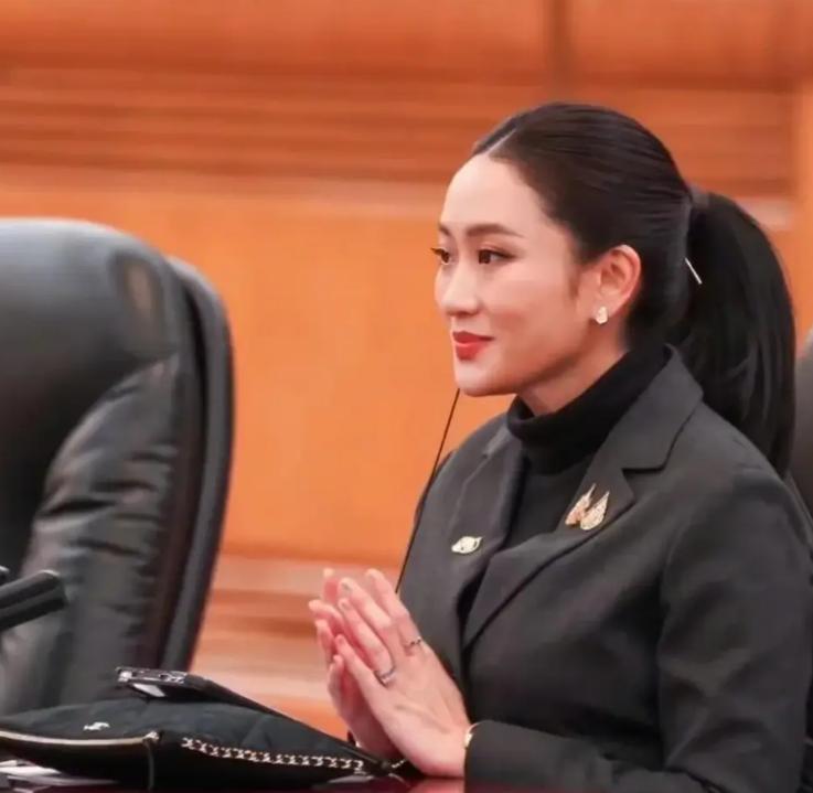 佩通坦真的霸气，递交证据后表示自己无过错，不辞职。不得不说，佩通坦真的是飒爽英姿