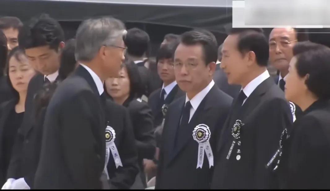 卢武铉葬礼，此时的文在寅仍然态度谦恭！而后，当选总统后，就依据韩国法律将李明博绳