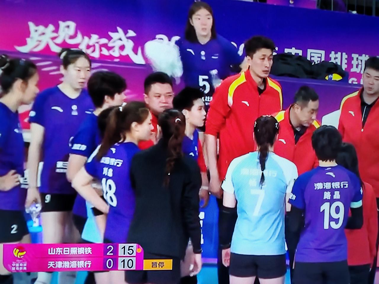 女排排超联赛铜牌之战第二场比赛，山东女排对阵天津女排，前两局山东女排都是25：1