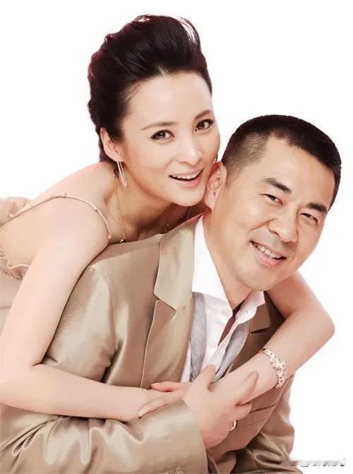 演员，蒋勤勤说，2004年，我和陈建斌拍《乔家大院》那部戏，有一次我们在那个车里