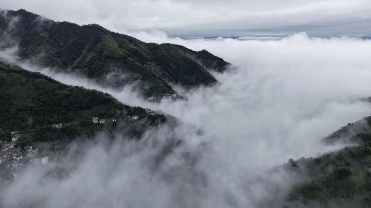 云海环绕山间，景色美如画。