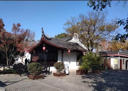 凤凰网报导，7月24日，少林寺方丈释永信被官方带走调查。
释永信是个有争议的人物