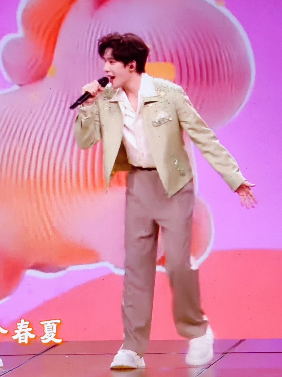 王安宇春晚全程截不到一张清晰的安宇昨天真的是玩开心了！活泼可爱～蹦蹦跳跳的～超喜