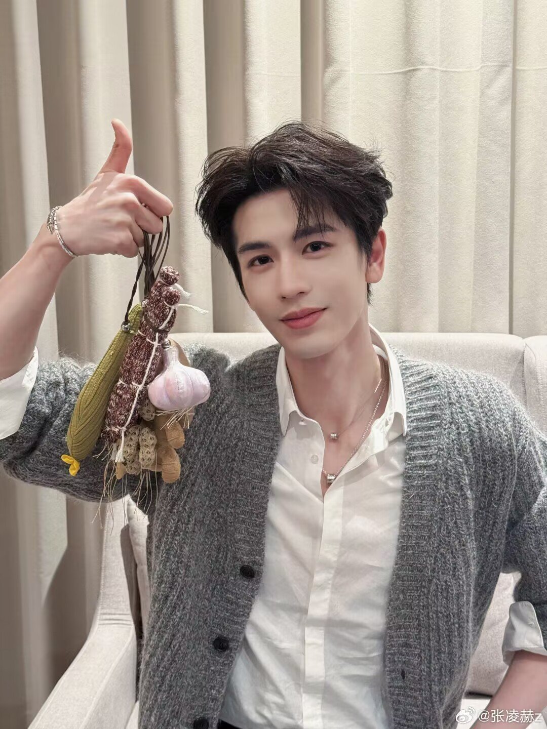 张凌赫戴蛇镯张凌赫蛇镯 张凌赫戴蛇镯 