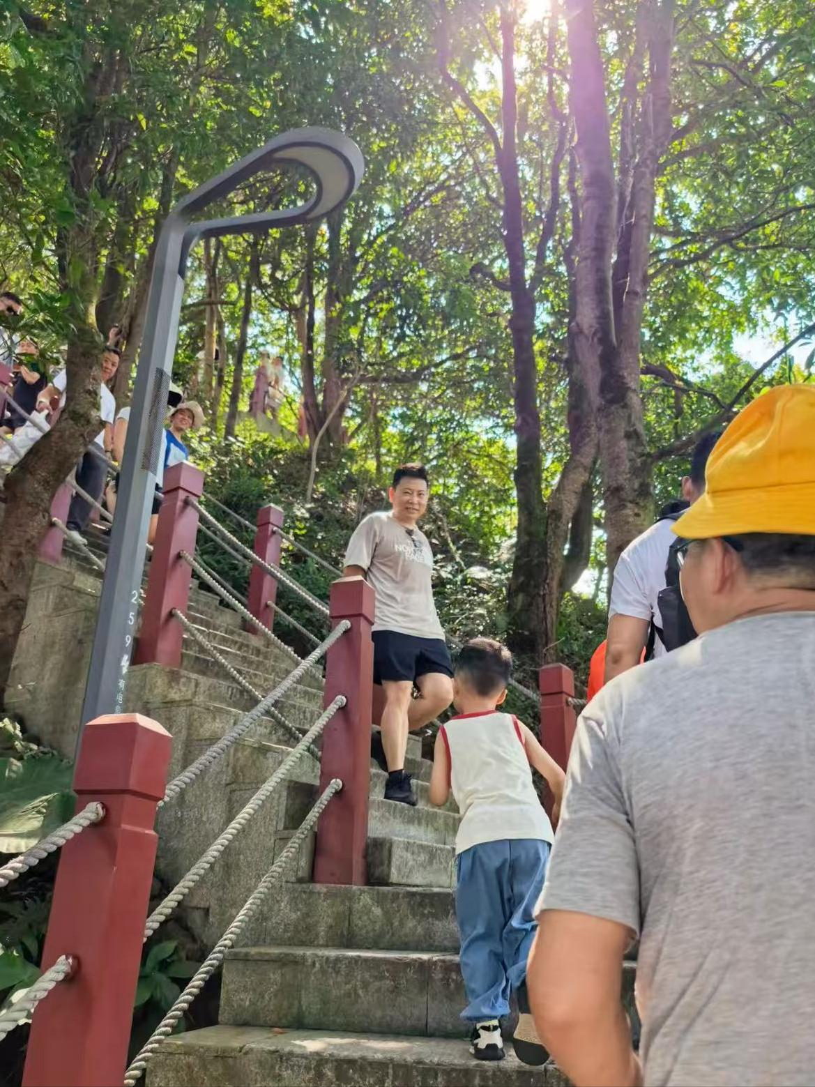 余承东爬塘朗山！

上周末，网友在深圳塘朗山偶遇余承东，山下停着余总代步的紫色享