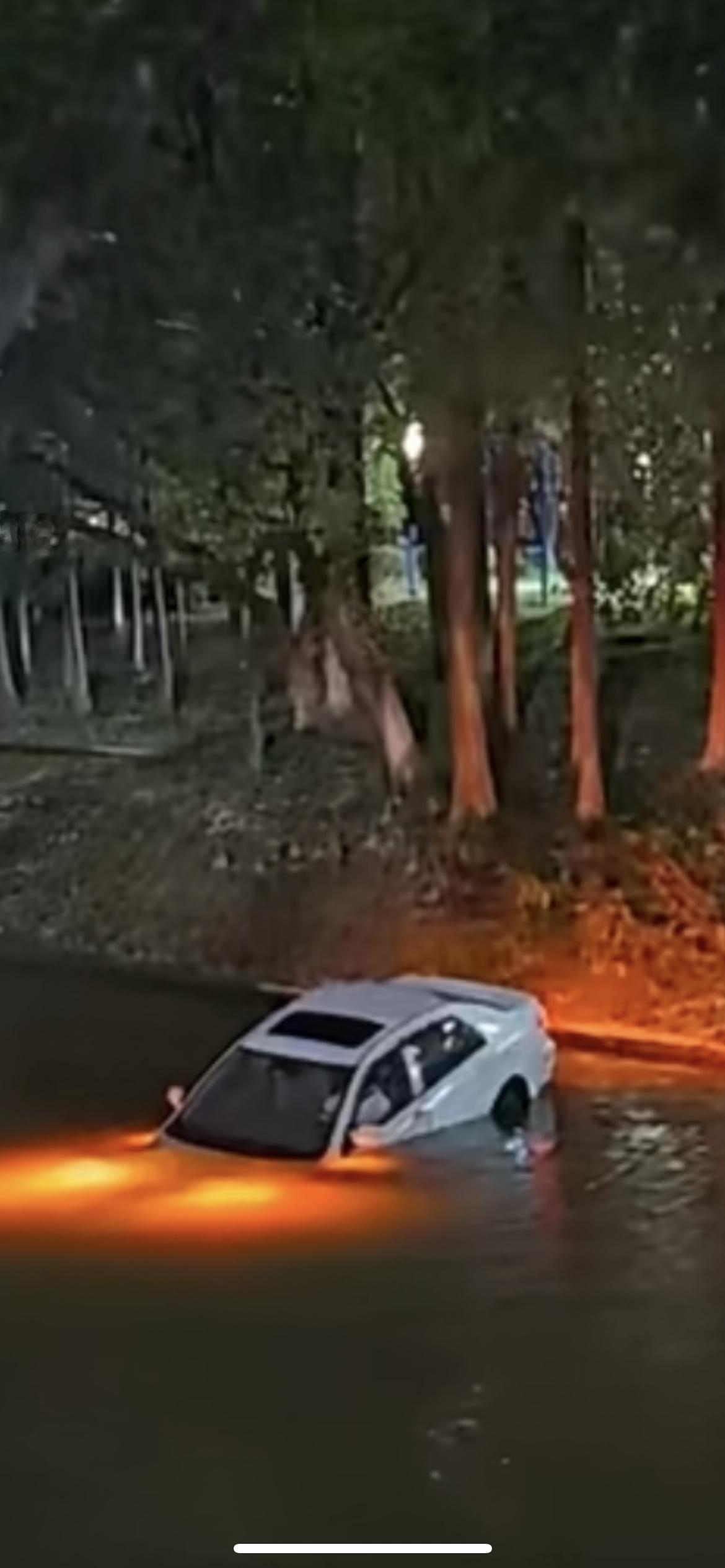 11月19日晚，广东外语外贸大学学生发帖称，一老师驾车失误坠湖，图片显示，一辆白