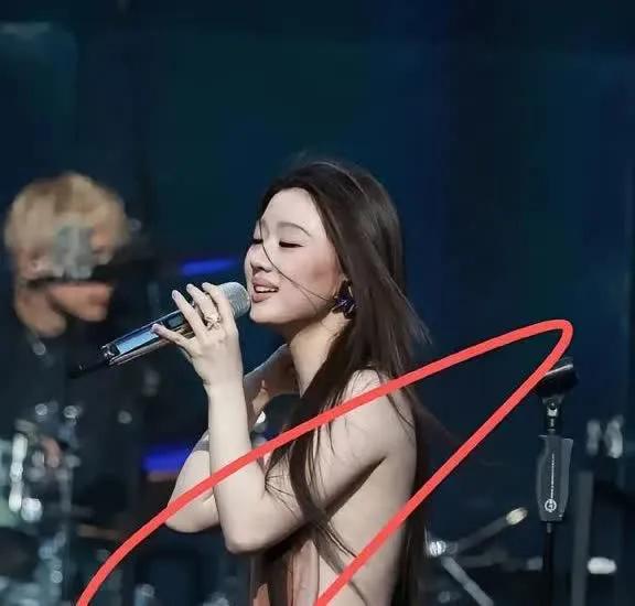 还是靠脱衣来吸引流量，一开始走玉女路线，之后就变成欲女路线了，一旦流量下滑，露肉