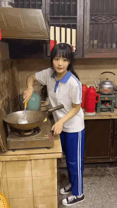 图1：上高中的小女孩，都已经开始学习做菜了。
图2：敷衍肯定不行，做一天和尚撞一