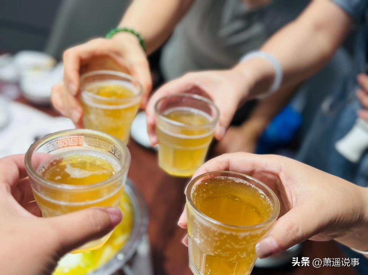 天降横祸了，男子洽谈商务合作，聚餐时告知对方自己有高血压不宜喝酒，同聚者就没再劝