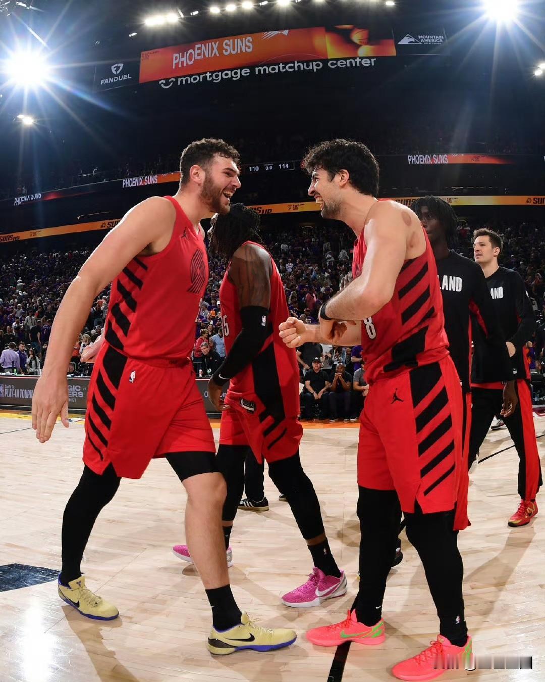 开拓者114:110战胜太阳，以西部第七晋级季后赛，首轮将面对马刺！
 阿夫迪亚