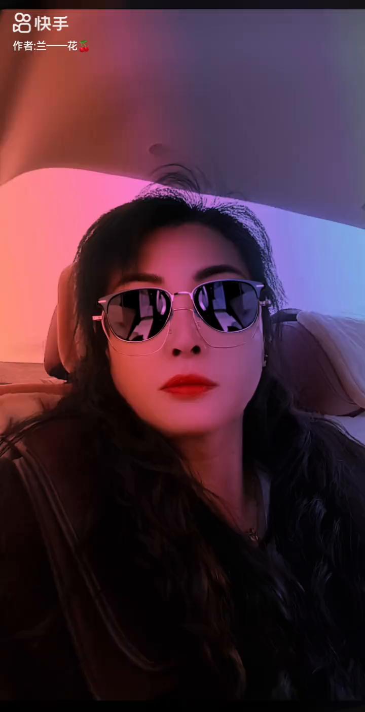 我想做不羁的风。
疯狂青春就老了，不羁的风，四海无间西东，笑的掉孔，赎回我年少的