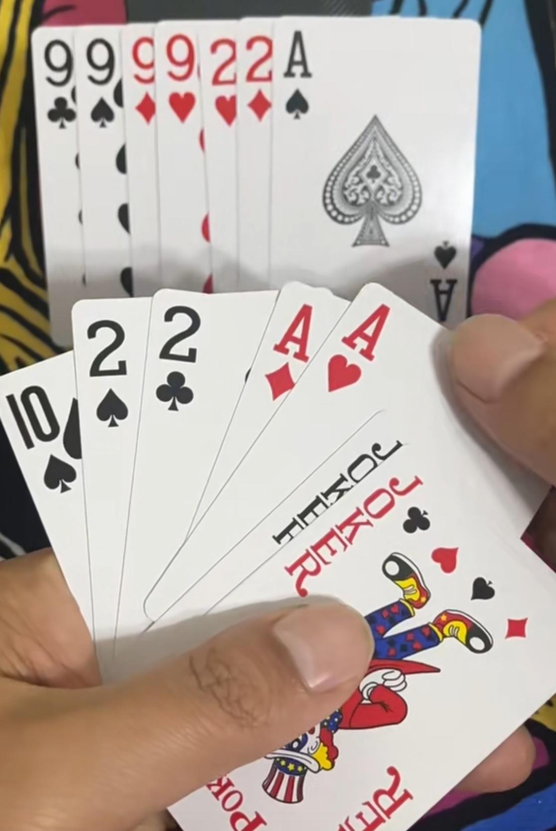益智游戏，欢乐斗地主巧解残局。规则有连有带，最多3带1，也可以3不带。下面牌的先
