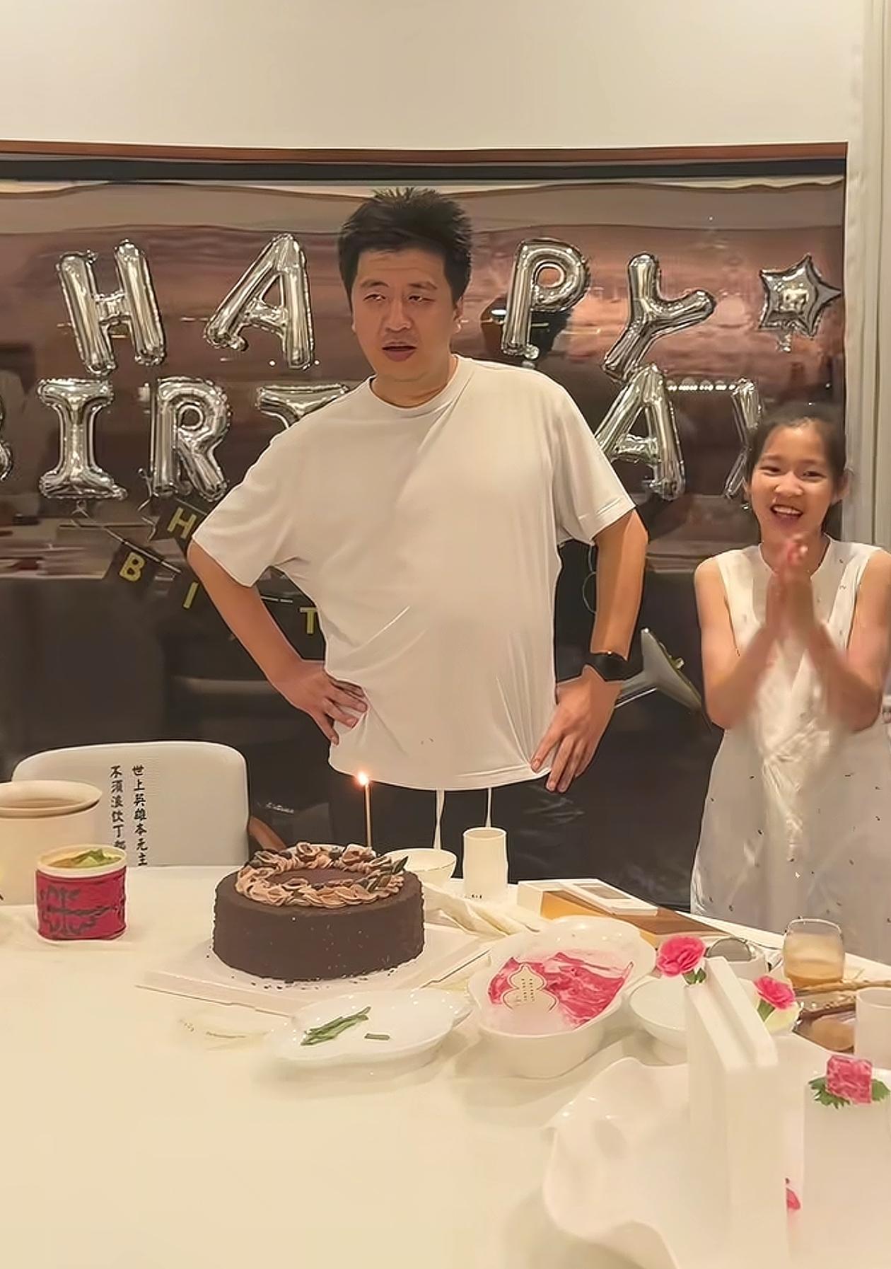 张雪峰走后，张姩菡首次发文汇报三件事，一个细节说明她妈妈远超普通人，对女儿的正向