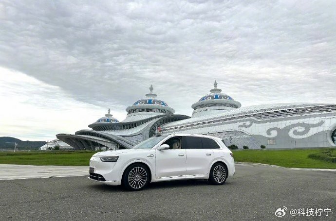 在广袤的草原上，问界M8静静流淌，其线条柔美而坚定，仿佛风中的暖云。每一次启动，