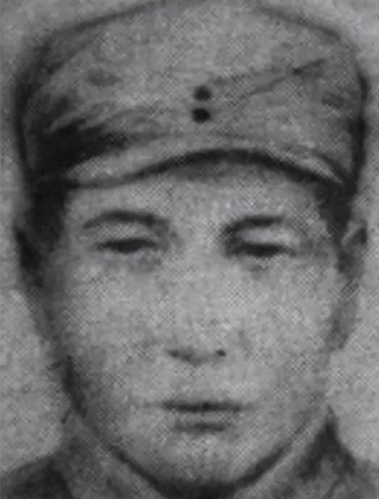 1944年，康俊仁披着鬼子大衣回营。哨兵喝问：“口令！”他没答。枪响。倒下的是自