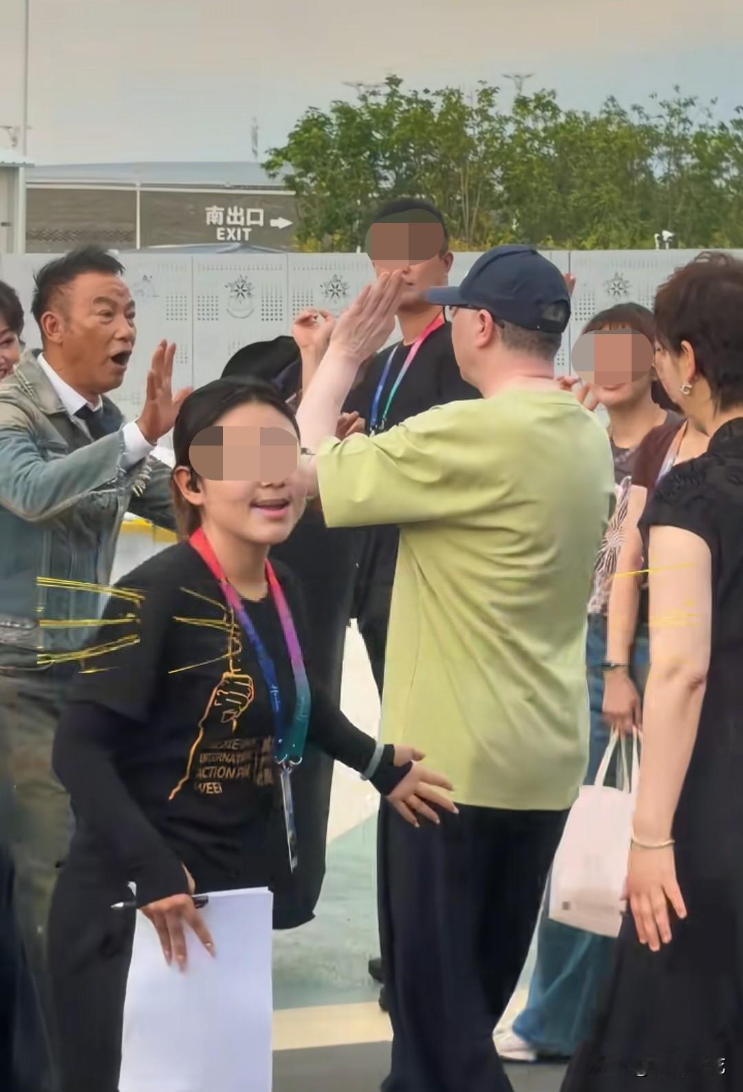 8月12日，第七届成龙国际动作电影周闭幕式现场，冯小刚任达华一见面就默契抬手击掌