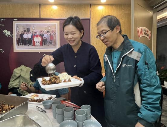 北京，一饭店里有个特殊的规定，只要是午餐时间，无论客流多火爆、座位多紧张，这两间