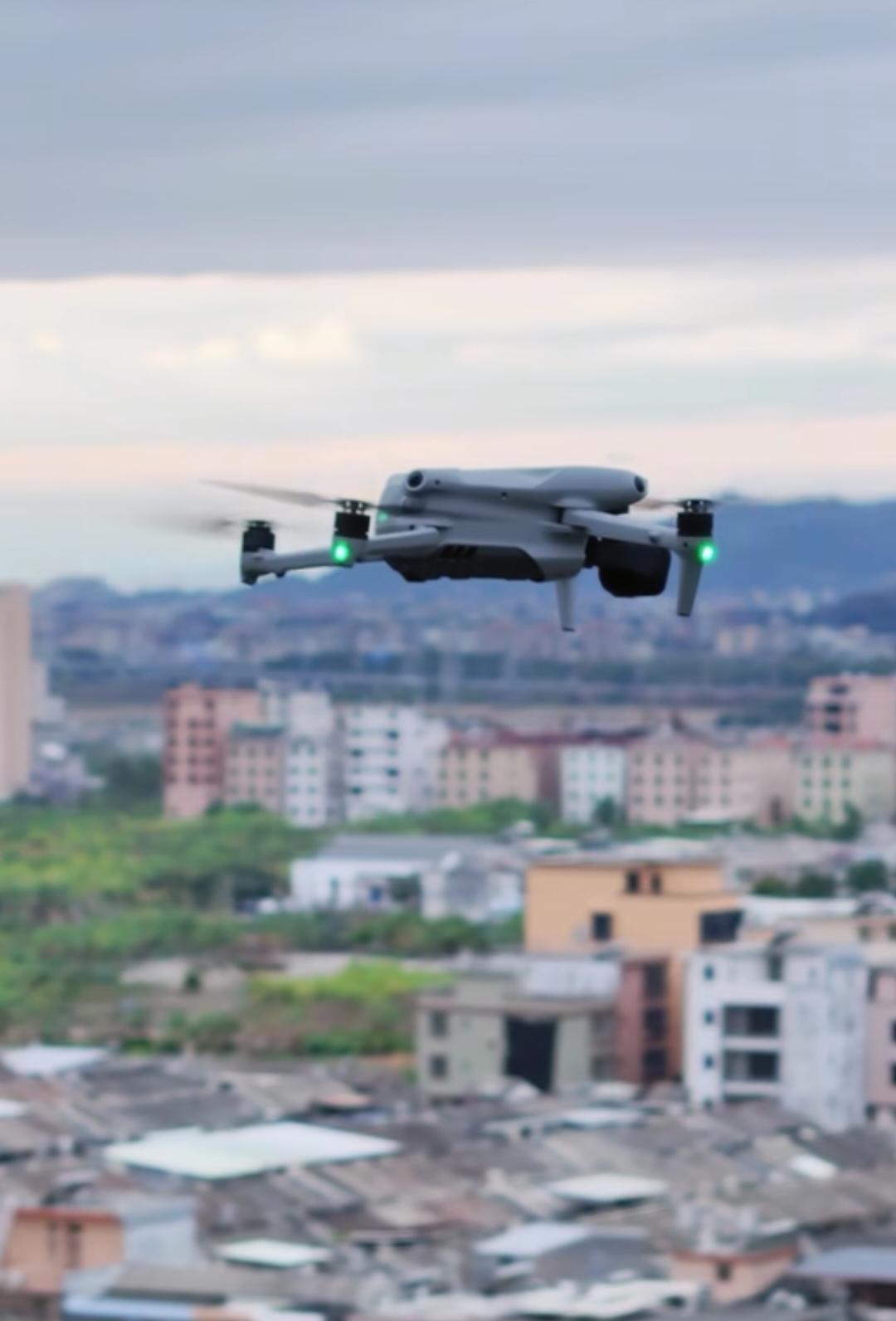 现在无人机用处真的太大了，而且价格又便宜。乌克兰就是靠无人机和无人艇偷袭俄罗斯的