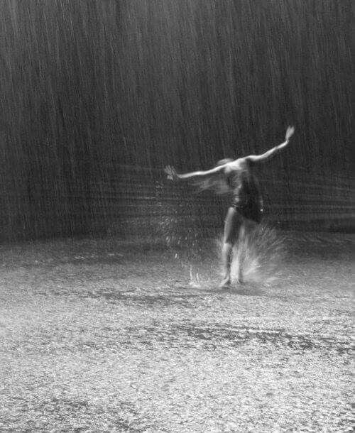 “能走出雨季的从来不是伞，而是不惧蹚湿的自己。” 