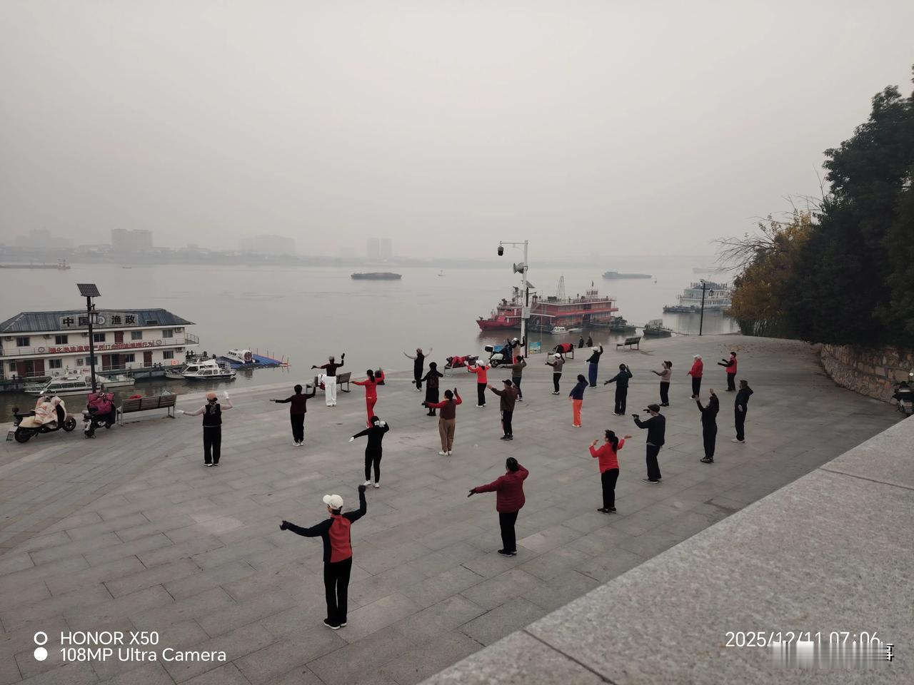 奋进江城共筑新篇长江岸边晨练“奋进江城共筑新篇”