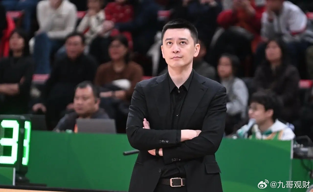 辟谣！杨鸣不会执教北京首钢，下家悬念再起CBA休赛期主帅变动风波不断，此前网传杨