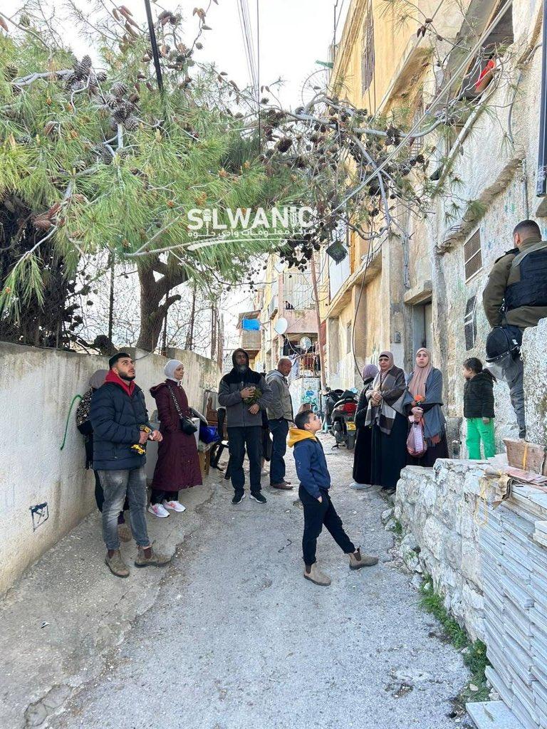 2026年3月25日，以色列警方将巴斯布斯一家从位于西尔万巴特恩哈瓦社区的两套公