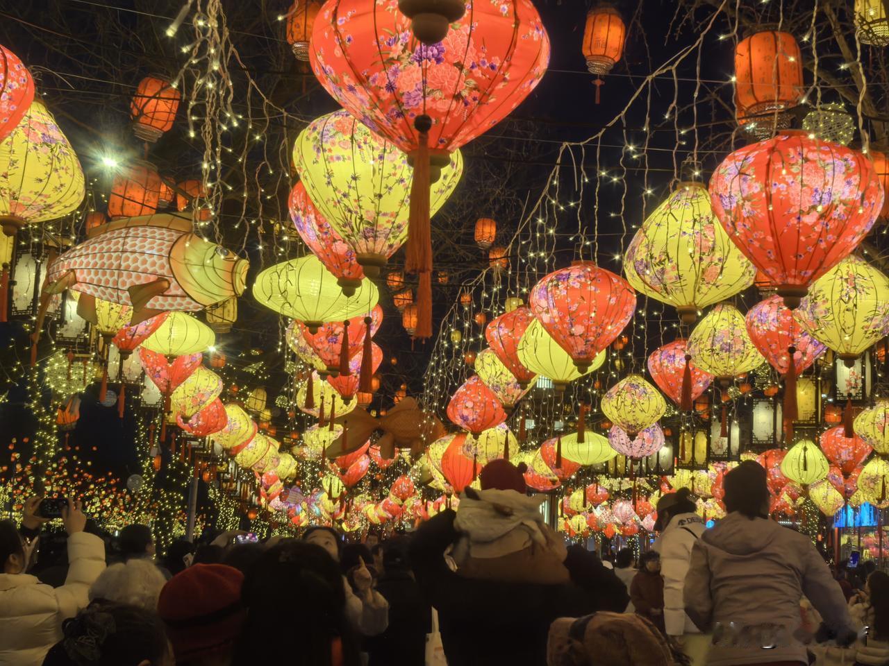 同庆街的喜庆气氛在正月初五达到巅峰，这几天应该已经趋于平静，都有元宵节的“最后一
