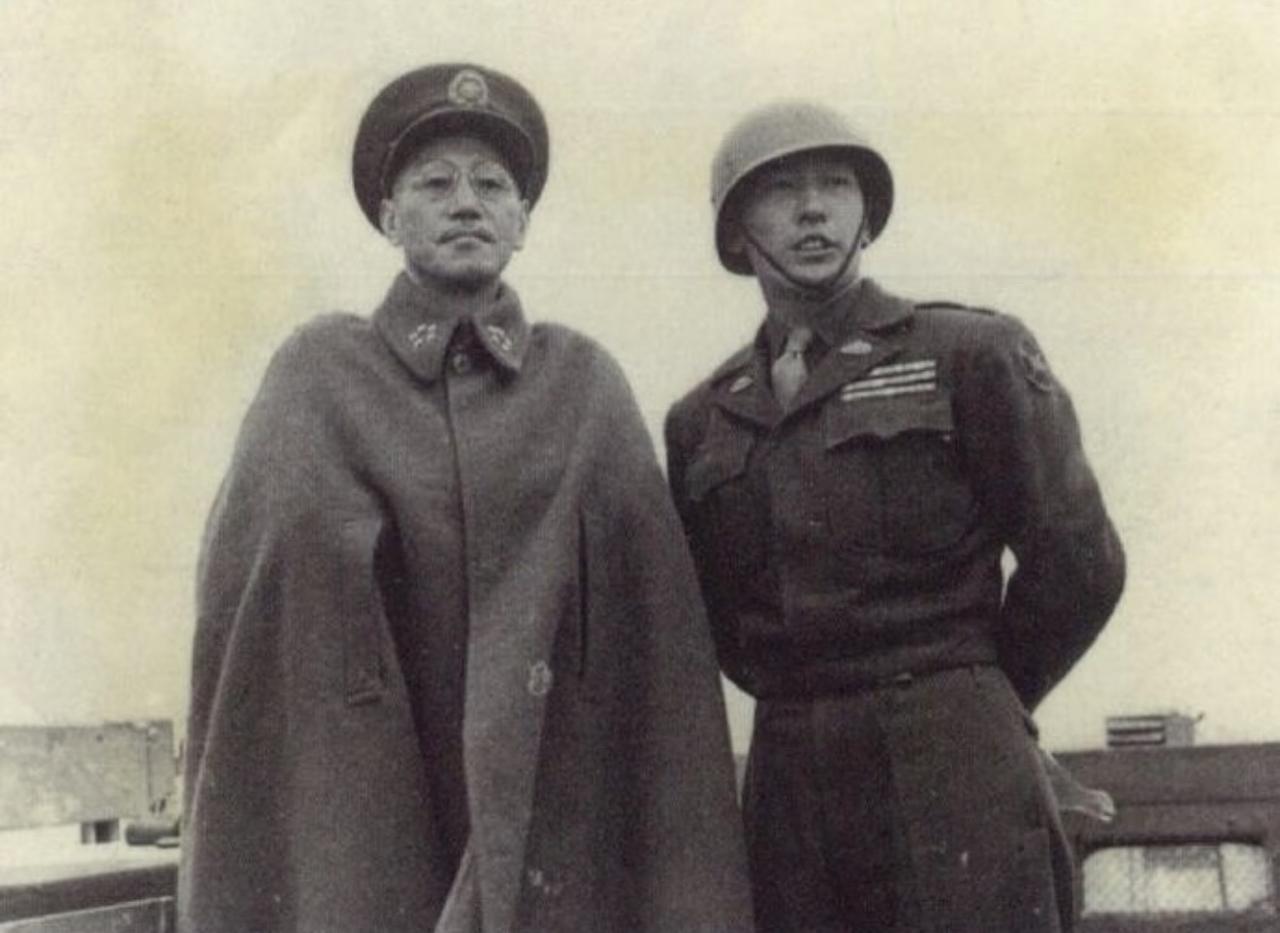 没想到1948年徐州校场上这对父子意气风发的合影，成了国军精锐装甲部队最后的风光