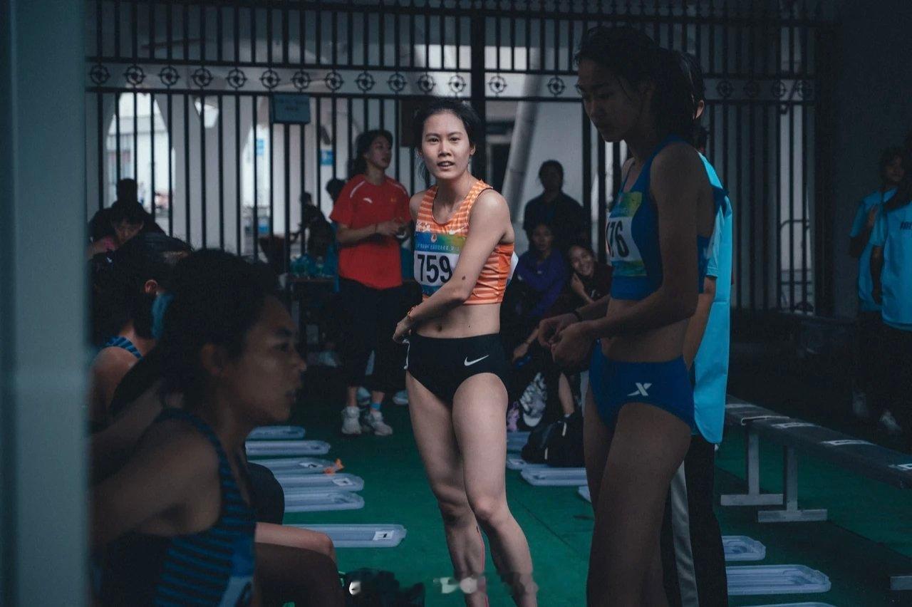 来自2023年肇庆大奖赛，郑小倩完赛赛后。印象里这应该是她最后一场场地赛的亮相，