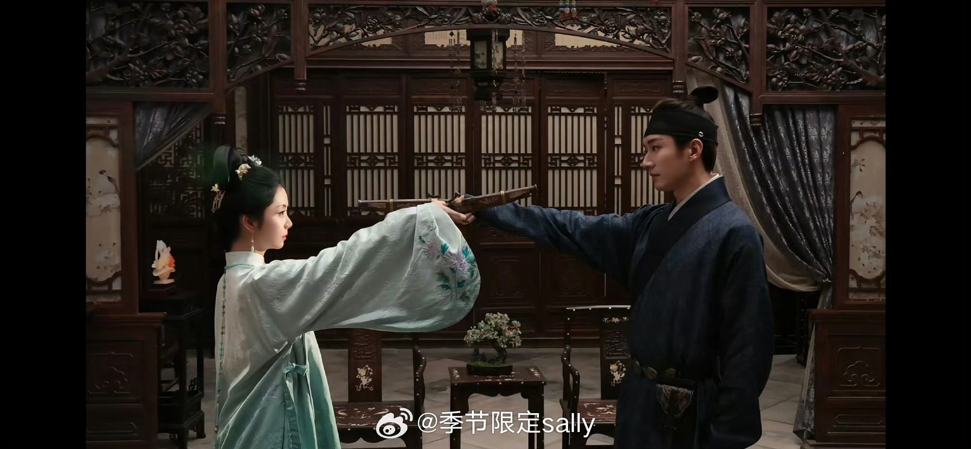 现在主要是古偶落地明朝的女主，必带真理，人手一把时尚单品火铳