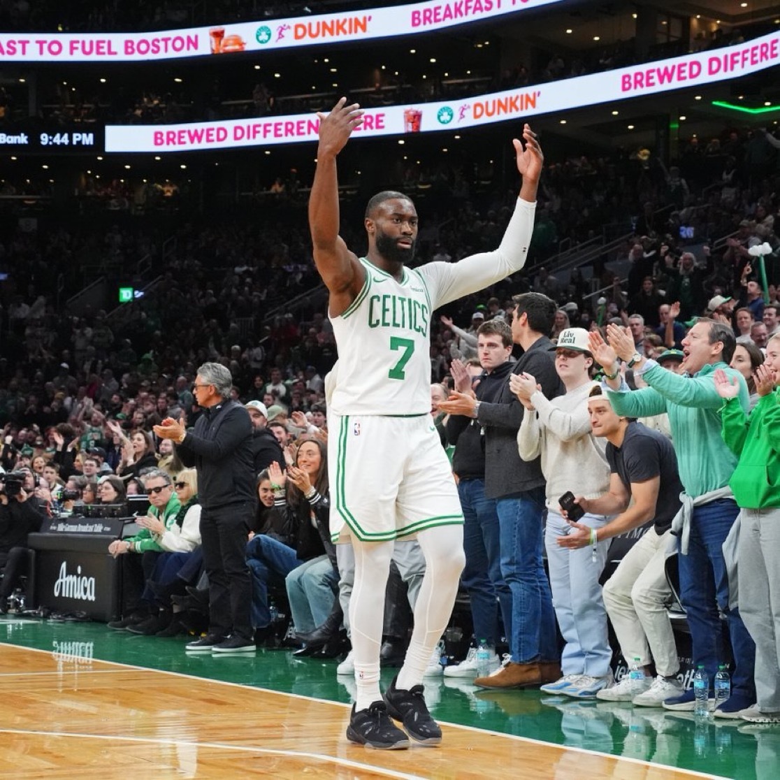 杰伦·布朗成为继拉里·伯德和保罗·皮尔斯之后，第三位连续七场比赛得分达到30分或