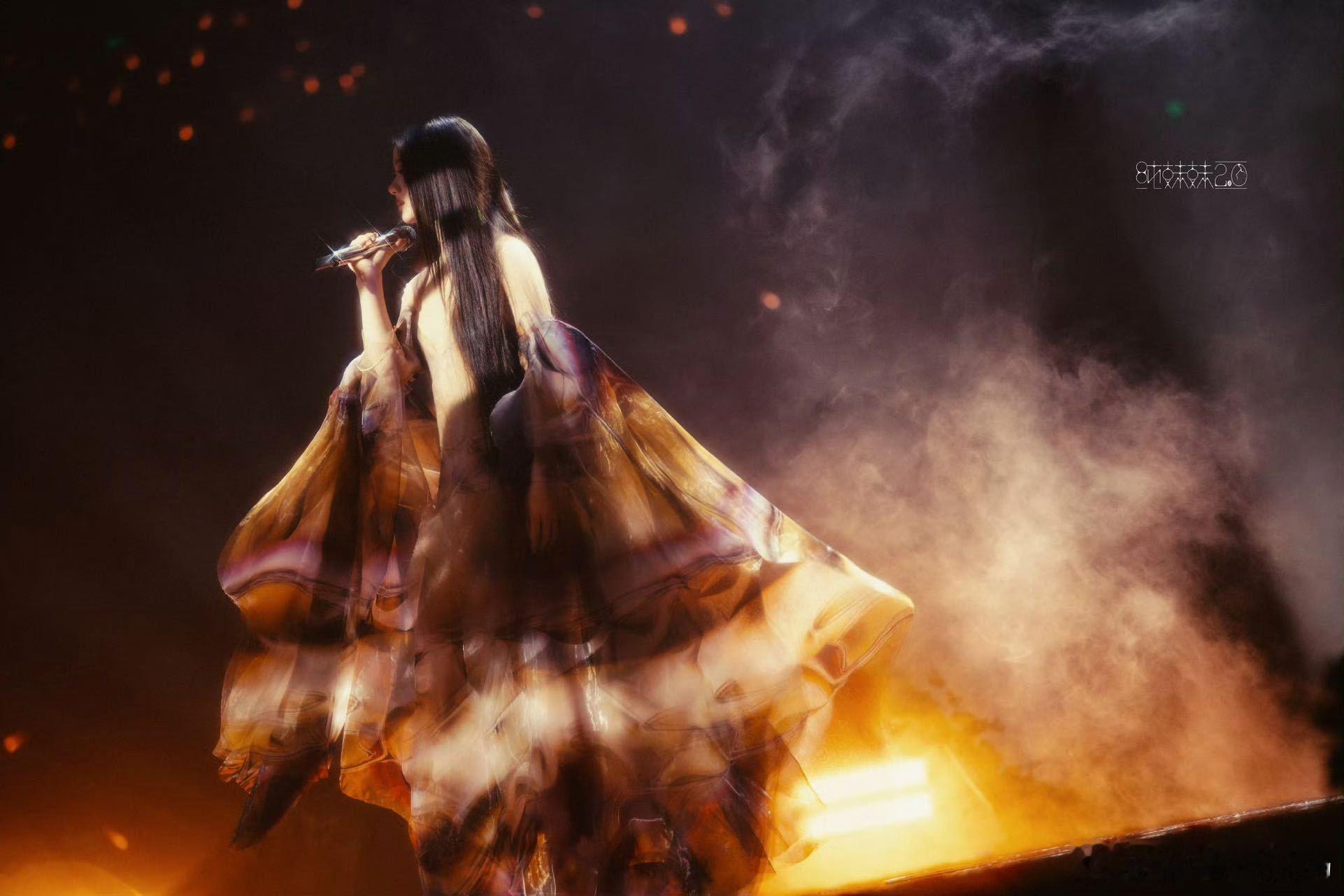 单依纯纯妹妹郑州站 今晚的郑州站演唱会即将开启，纯妹妹将以她独特的音乐风格和舞台