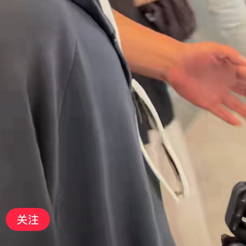 天塌下来有贺峻霖的胸肌顶着 贺峻霖拎着爱马仕回国了