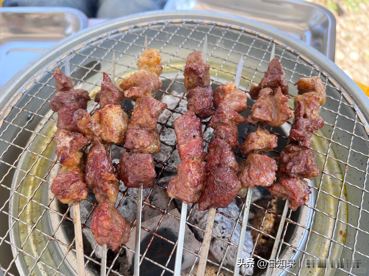 四方食事，不过一碗人间烟火。
人间百味，不过一程冷暖朝夕。
 
山珍海味是浮华，