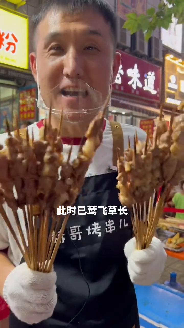 此时已莺飞草长，爱的人正在路上。我知他风雨兼程，途经日暮不赏，穿越人海只为与你相