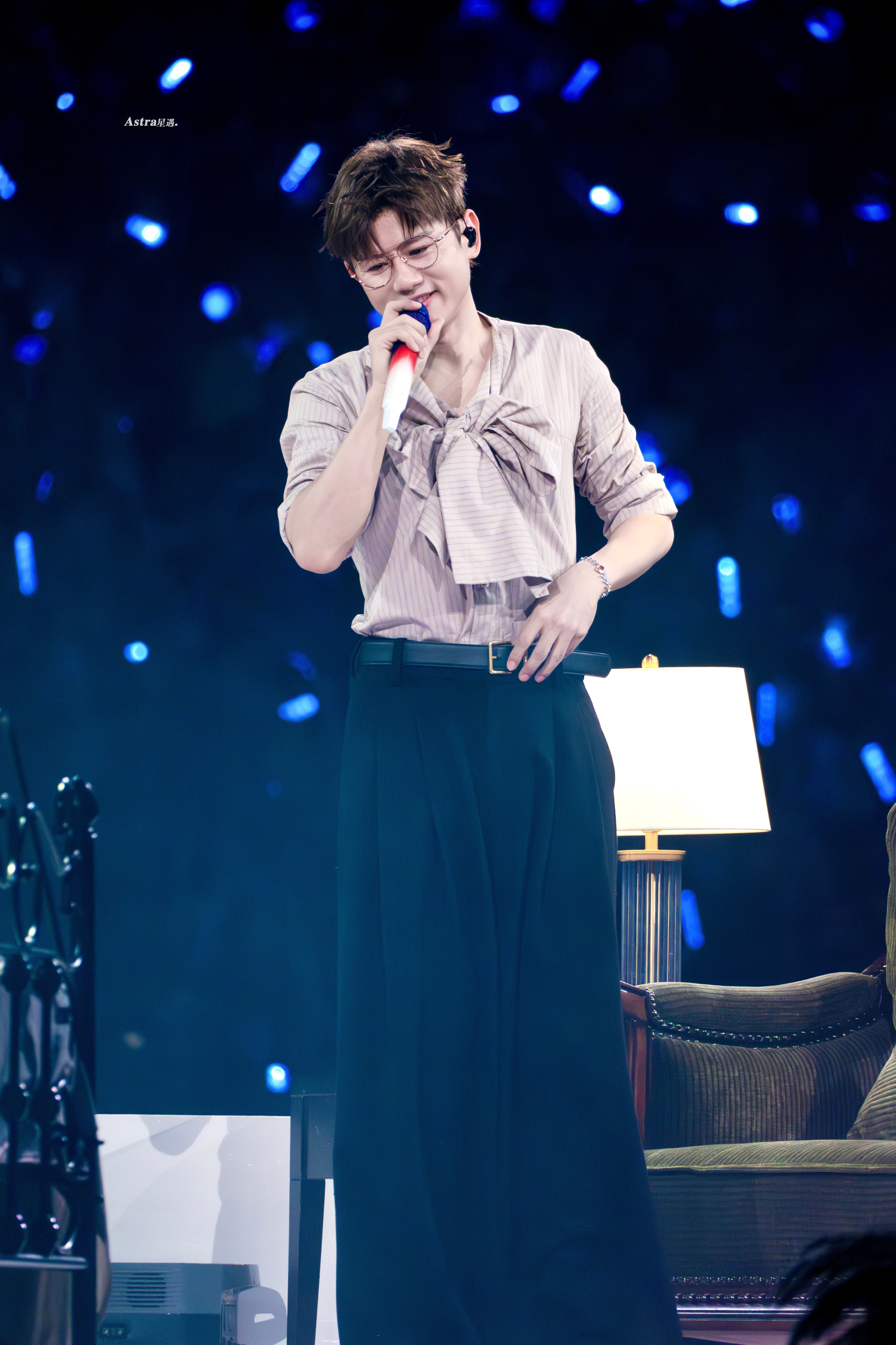 这张的手指甲粉粉嫩嫩的 