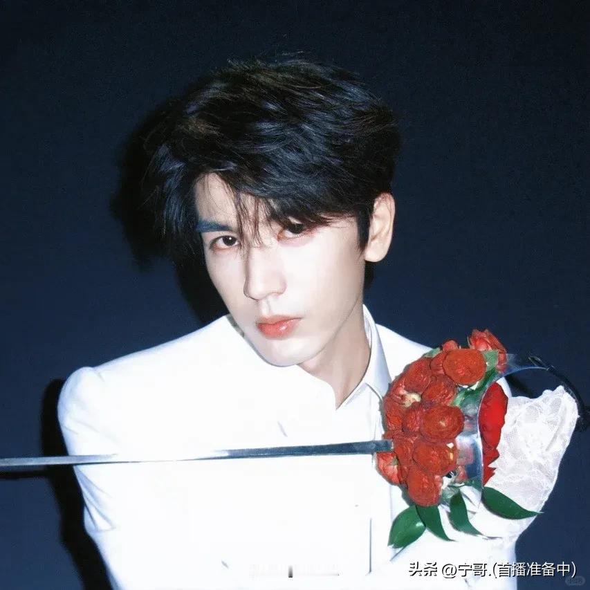 娱乐圈浮世绘：明星众生相里的荒诞与悲欢

娱乐圈，这个看似光鲜亮丽的名利场，实则