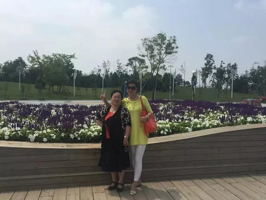 #可以晒晒你和女儿的旅行照吗#我和女儿原来经常拍照，不知不觉这些年很少拍照，是我
