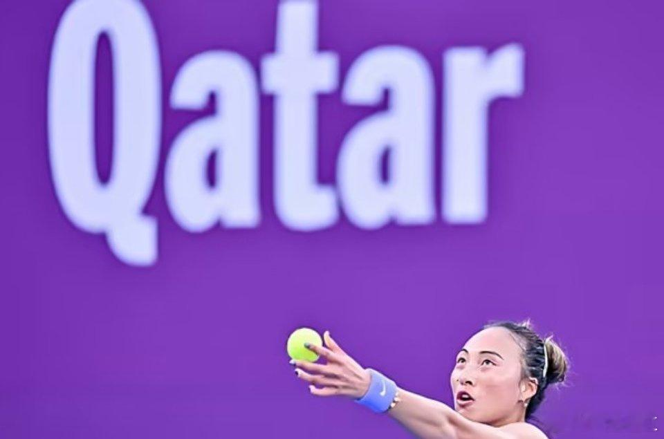 WTA1000多哈站继续展开女单第二轮争夺。中国球员郑钦文经过2小时48分钟的三