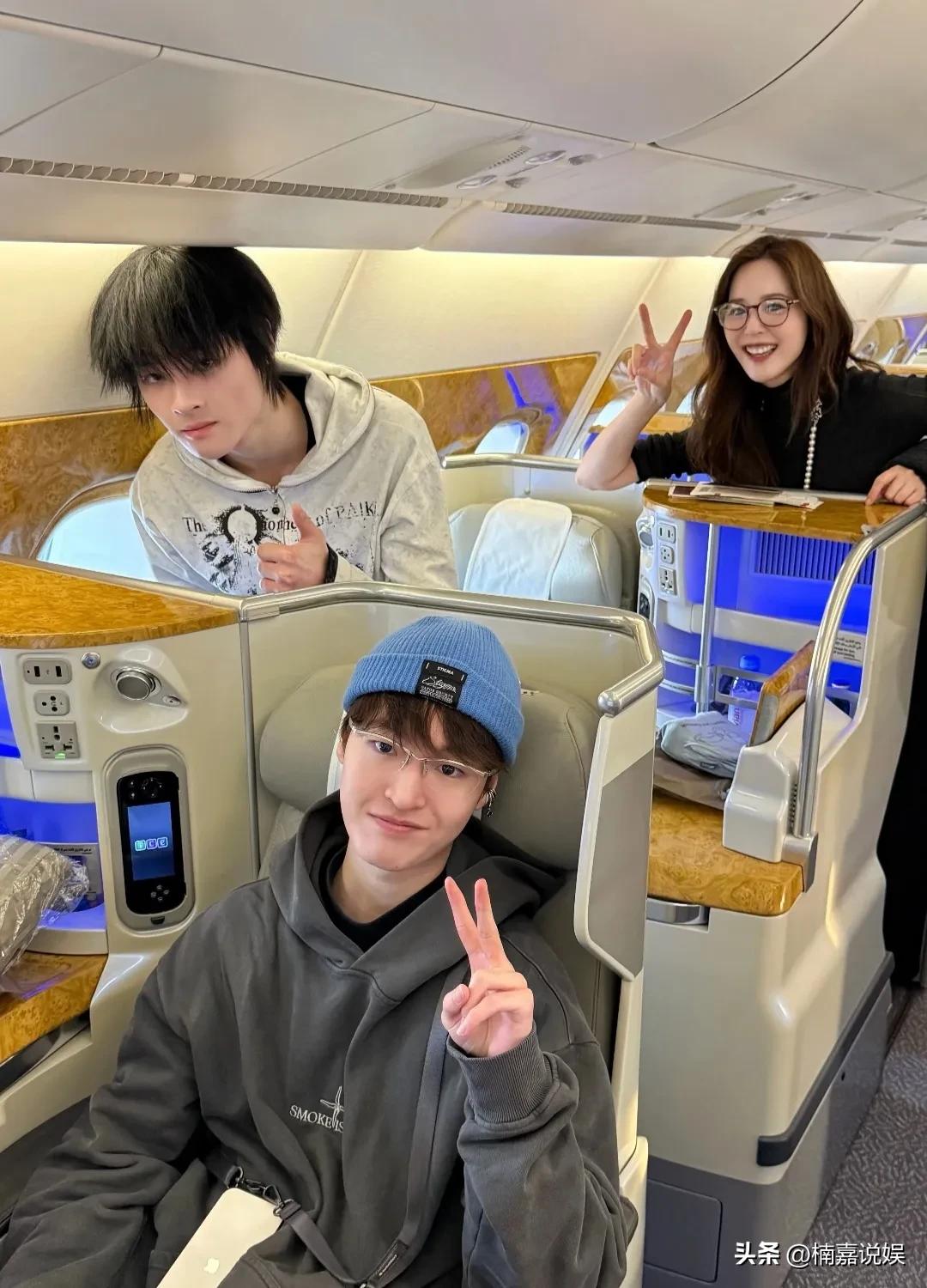 马景涛前妻吴佳尼，带着两个儿子前往西班牙旅游。
大儿子马世天戴着蓝色针织帽，个子