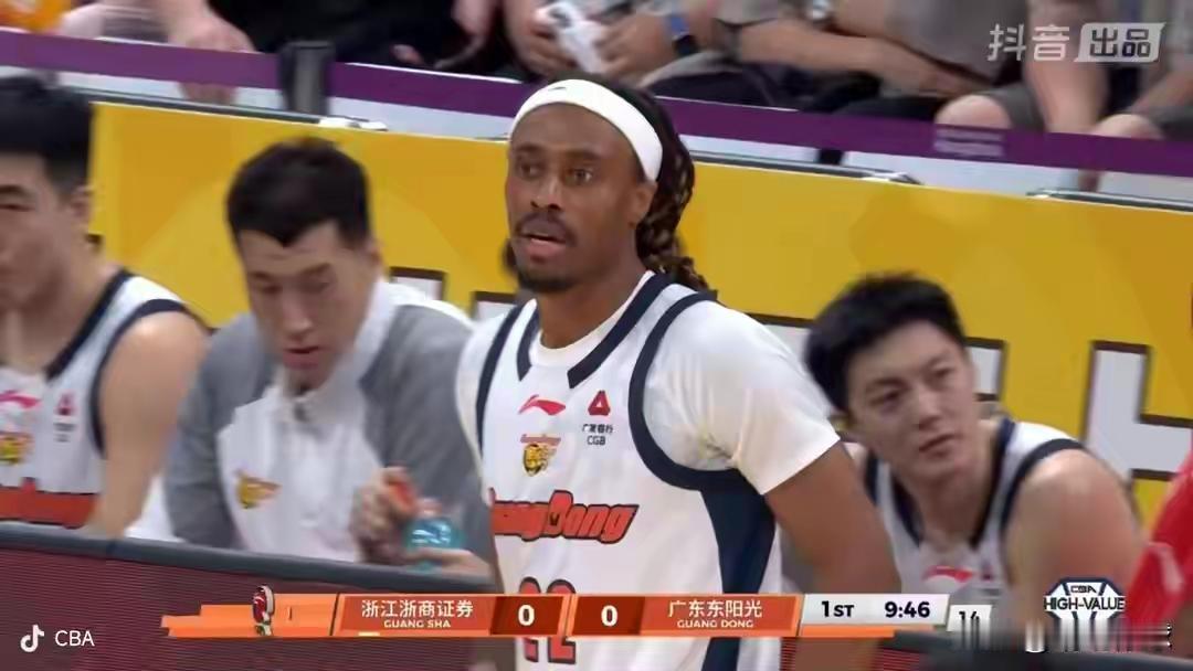 热爱广东宏远的球迷们，你们发现了没有，自从两萨外援受伤缺阵后，广东反而打的越来越