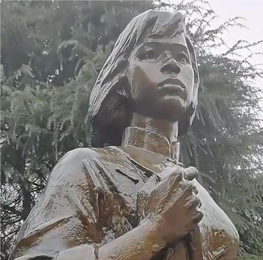 她是伟人唯一的堂妹，在1929年在她怀有身孕的情况下，敌人将她残忍杀害，她和肚子