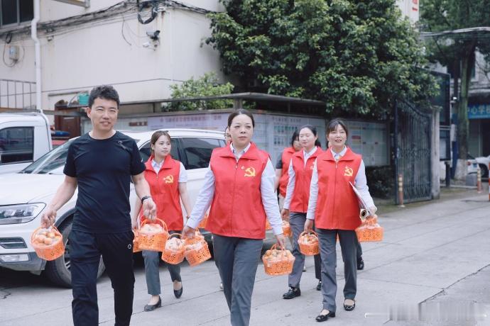 台州养老院枇杷飘香这波慰问甜到心窝 一篮枇杷，满腔温情！路桥马铺社区和泰隆银行把